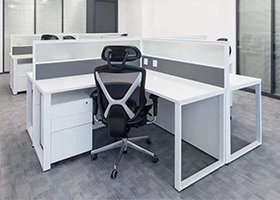 白色+灰主管桌、十字型屏風(fēng)卡位、會(huì)議桌